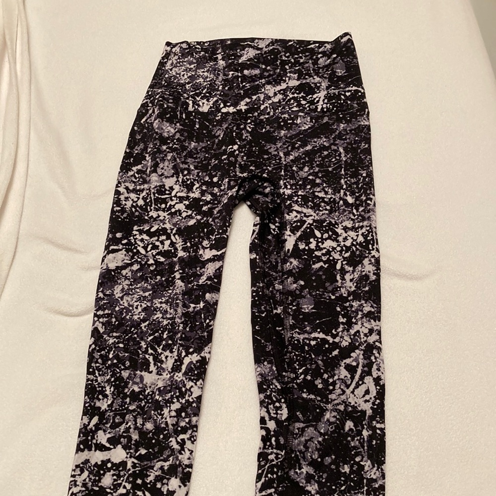 K-DEER yoga pants- black and white- like new.